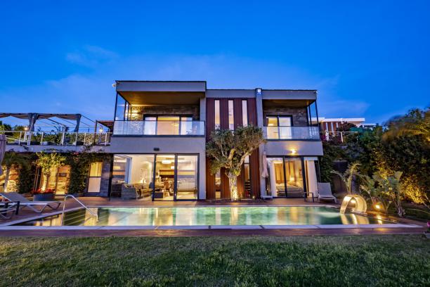 5+2 Luxury Villa with Private Pool and Unblocked Sea View in Yalikavak