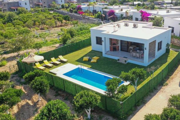 3+1 Detached Summer Villa for Rent in Bodrum Turgutreis Kadıkalesi with Private Pool 100 meters from the Sea