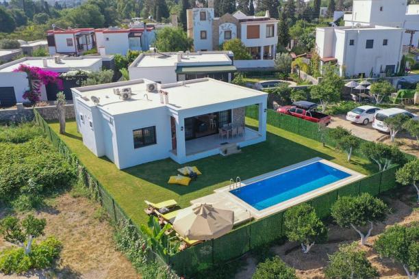 3+1 Detached Summer Villa for Rent in Bodrum Turgutreis Kadıkalesi with Private Pool 100 meters from the Sea