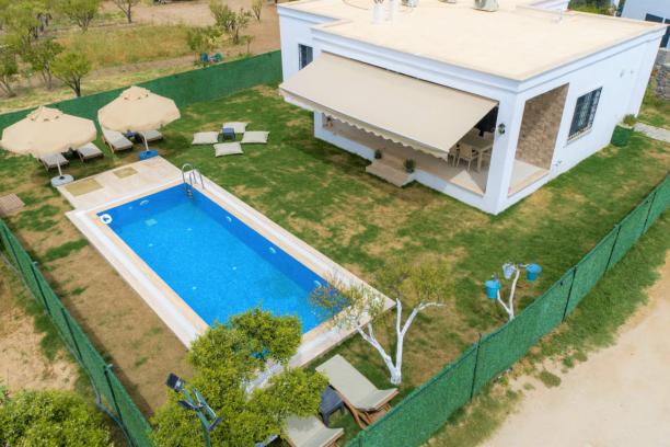 3+1 Detached Summer Villa for Rent in Bodrum Turgutreis Kadıkalesi with Private Pool 100 meters from the Sea
