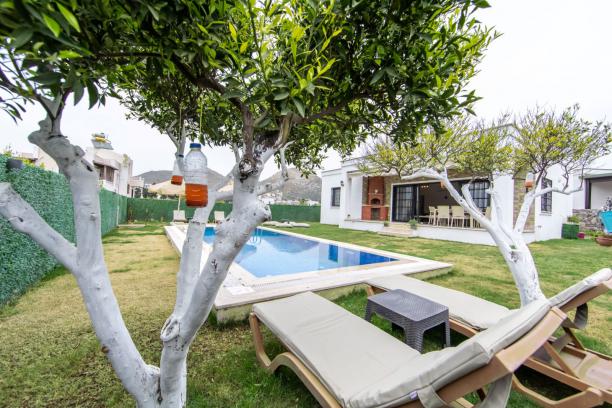 3+1 Detached Summer Villa for Rent in Bodrum Turgutreis Kadıkalesi with Private Pool 100 meters from the Sea