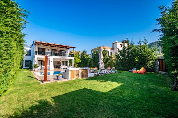 Yalıkavak Merkez'de Özel Havuzlu,Geniş Bahçeli Tam Müstakil 4+1 Villa