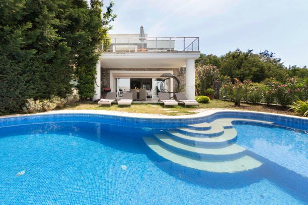 3+1 Detached Villa with Private Pool in Central Location in Yalikavak