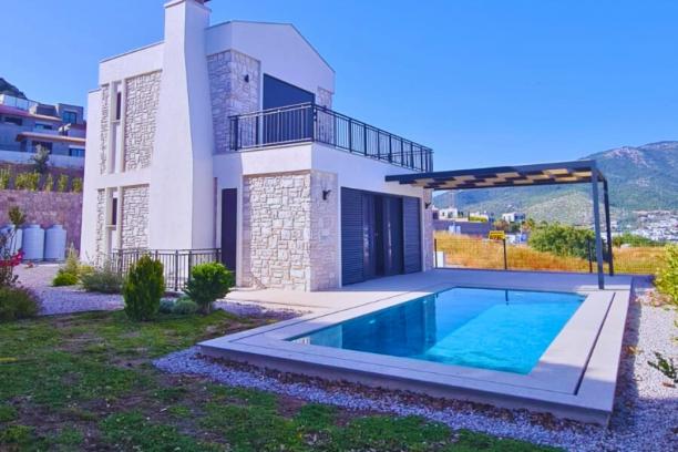 Central 4+1 Villa for Rent with Private Pool in Ortakent