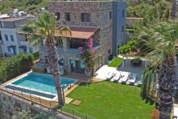6+1 Villa with Sea View, Private Pool and Jacuzzi in Bodrum Torba
