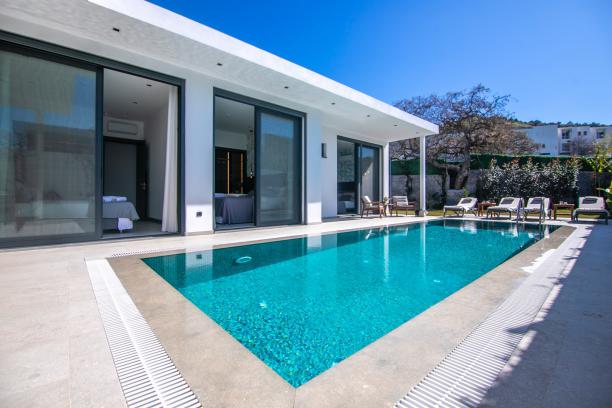 3+1 Detached Villa with Private Pool and Garden Close to the Sea in Yalıkavak