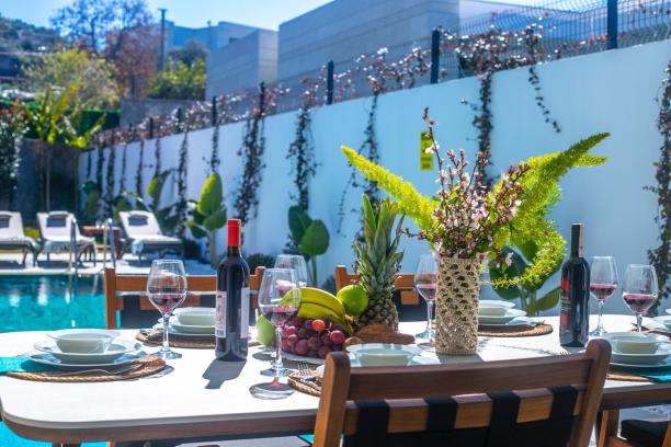 3+1 Detached Villa with Private Pool and Garden Close to the Sea in Yalıkavak