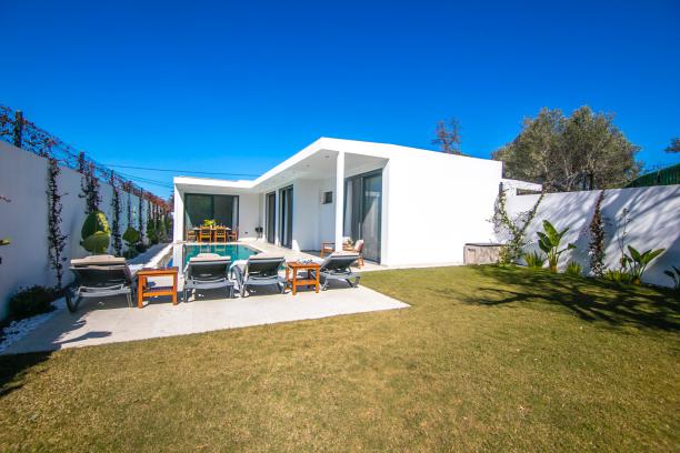 3+1 Detached Villa with Private Pool and Garden Close to the Sea in Yalıkavak