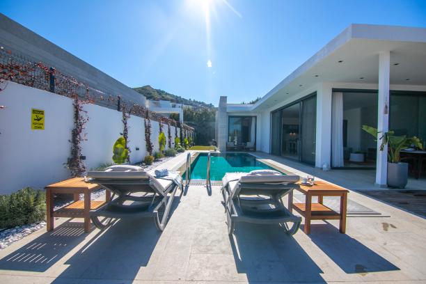 3+1 Detached Villa with Private Pool and Garden Close to the Sea in Yalıkavak