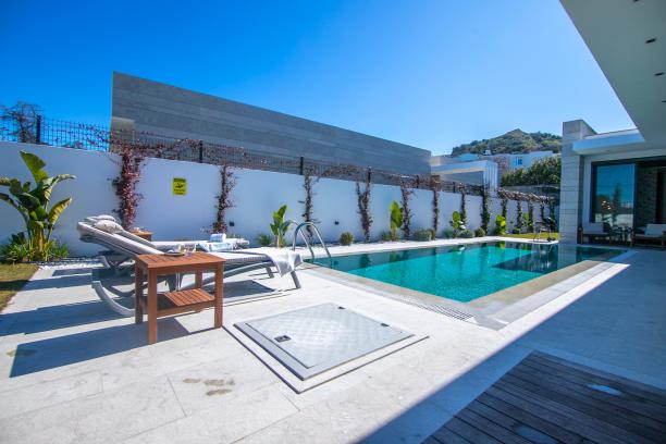 3+1 Detached Villa with Private Pool and Garden Close to the Sea in Yalıkavak