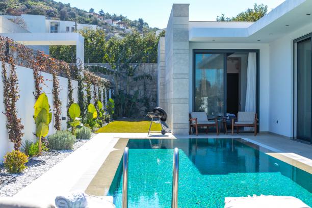 3+1 Detached Villa with Private Pool and Garden Close to the Sea in Yalıkavak