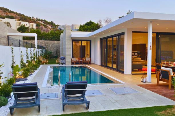 3+1 Detached Villa with Private Pool and Garden Close to the Sea in Yalıkavak