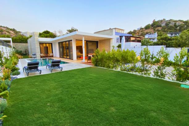 3+1 Detached Villa with Private Pool and Garden Close to the Sea in Yalıkavak