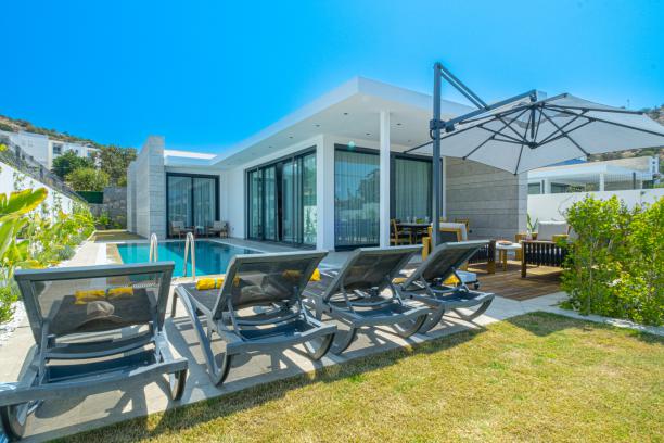 3+1 Detached Villa with Private Pool and Garden Close to the Sea in Yalıkavak