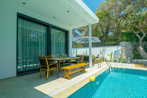 3+1 Detached Villa with Private Pool and Garden Close to the Sea in Yalıkavak