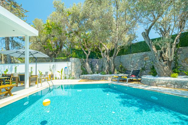 3+1 Detached Villa with Private Pool and Garden Close to the Sea in Yalıkavak