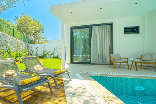 3+1 Detached Villa with Private Pool and Garden Close to the Sea in Yalıkavak