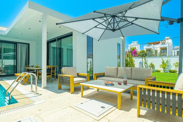 3+1 Detached Villa with Private Pool and Garden Close to the Sea in Yalıkavak