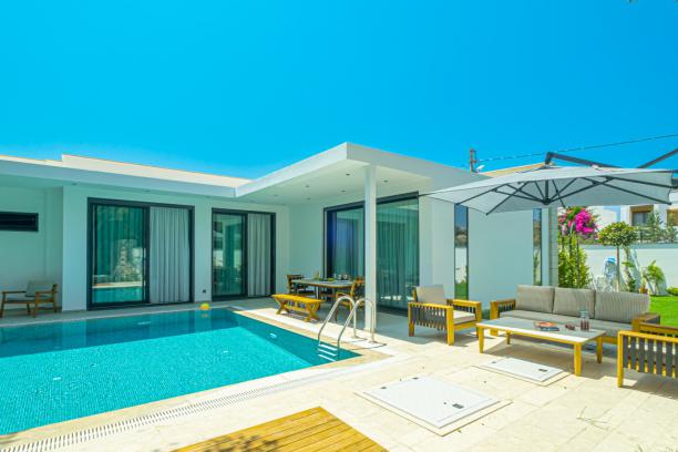 3+1 Detached Villa with Private Pool and Garden Close to the Sea in Yalıkavak