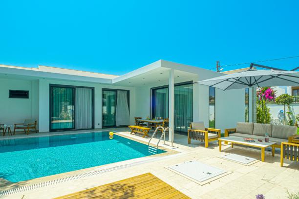 3+1 Detached Villa with Private Pool and Garden Close to the Sea in Yalıkavak