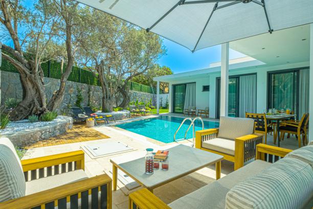 3+1 Detached Villa with Private Pool and Garden Close to the Sea in Yalıkavak