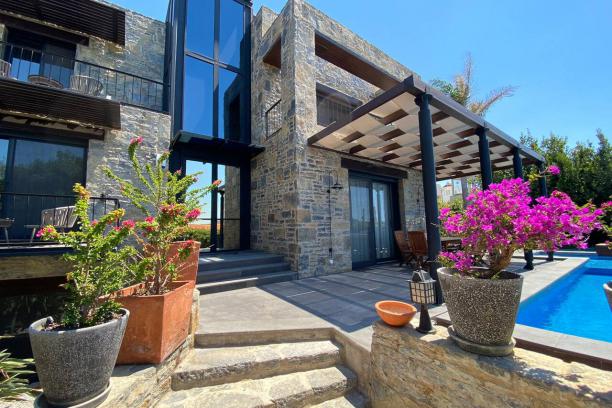 Six-bedroom stone villa with private pool near the marina in Bodrum Yalıkavak.