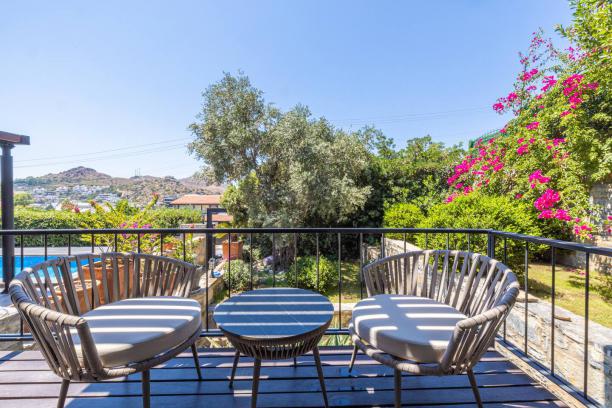 Six-bedroom stone villa with private pool near the marina in Bodrum Yalıkavak.