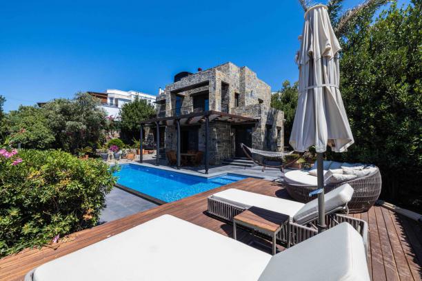 Six-bedroom stone villa with private pool near the marina in Bodrum Yalıkavak.